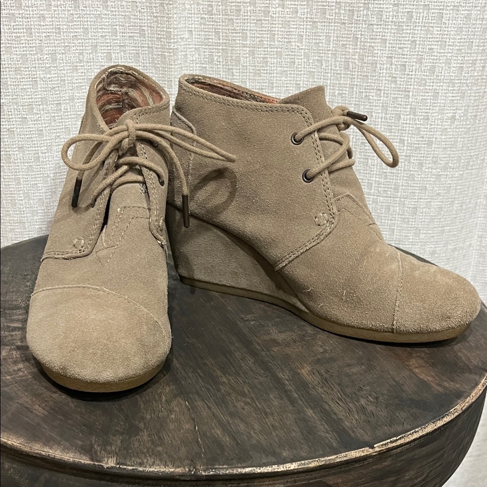 Toms Women's Beige Suede Wedges